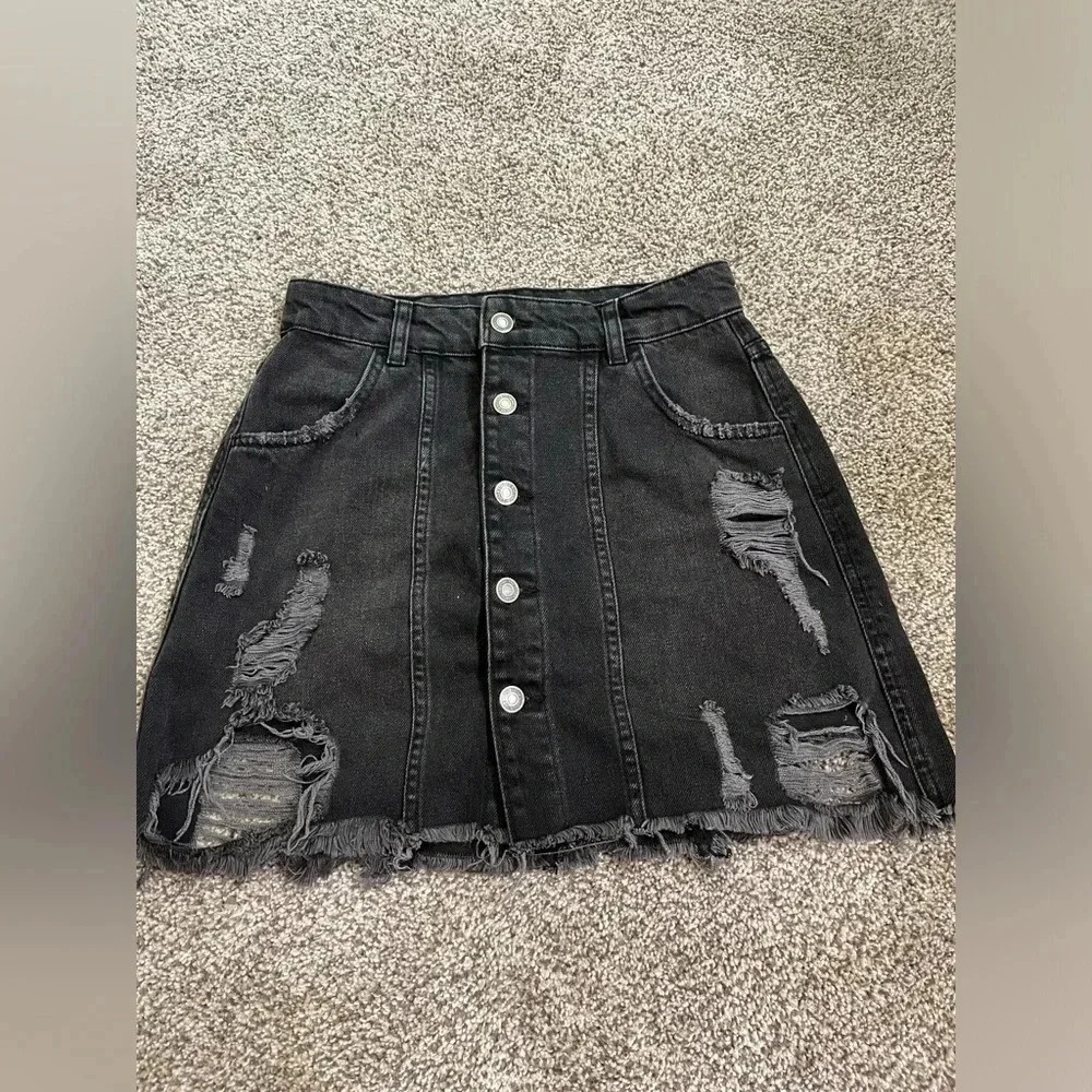 Free People Distressed Black Denim‎ Mini Skirt Button Front Frayed Hem Size 2